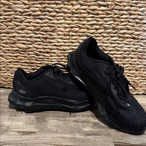 ALO Yoga women’s Sleek black shoes SZ 9. Excellent condition
